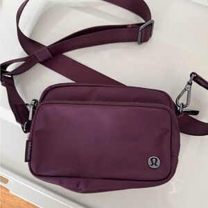 lululemon athletica Men's Belt Bag - wine/burgundy color